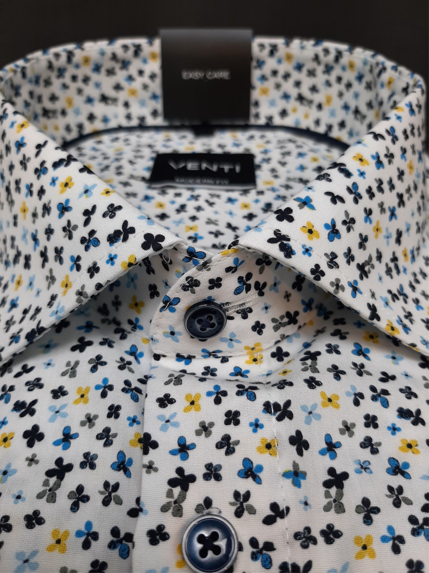 Venti  Overhemd lange mouw van Venti. witte ondergrond met geel blauw bloem patroon